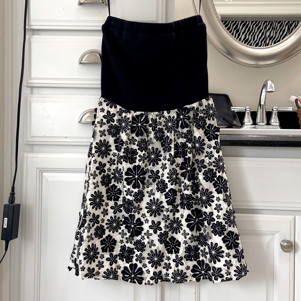 Detailed strapless black and white summer dress. Size small. Blue Rain.